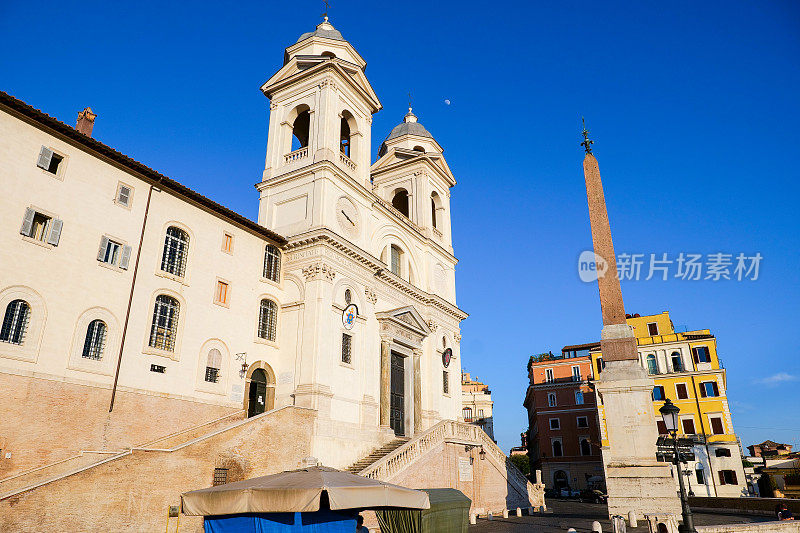 位于罗马西班牙台阶顶端的Santissima Trinità dei Monti教堂